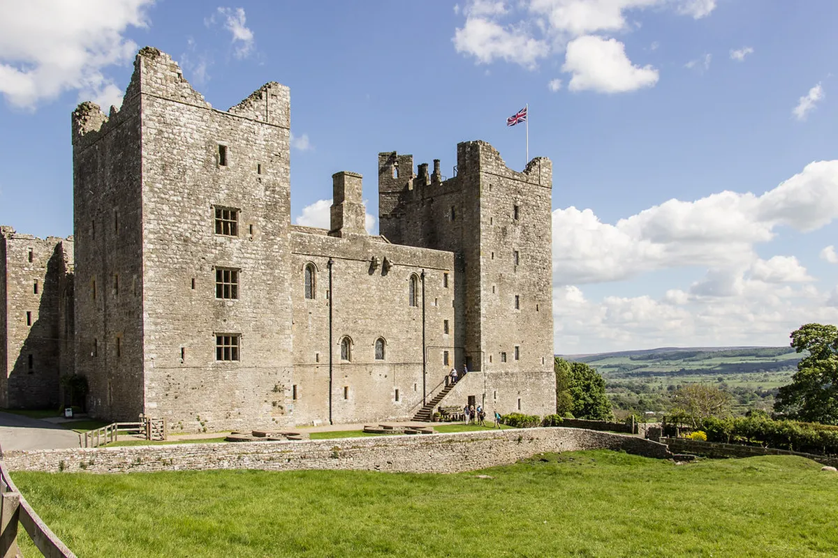 How to Visit Algar Seco Safely: Carvoeiro Travel Guide