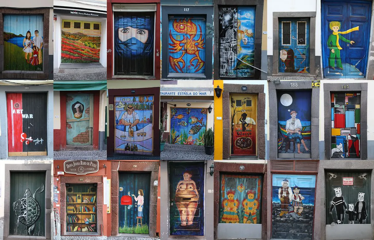 Santa Maria Street Painted Doors Walk: 10 Top Sights